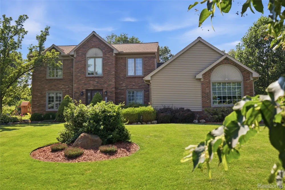 1817 Deer View Court Hartland Township, MI 48843