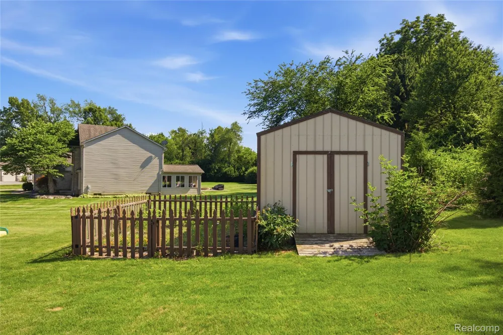 1817 Deer View Court Hartland Township, MI 48843