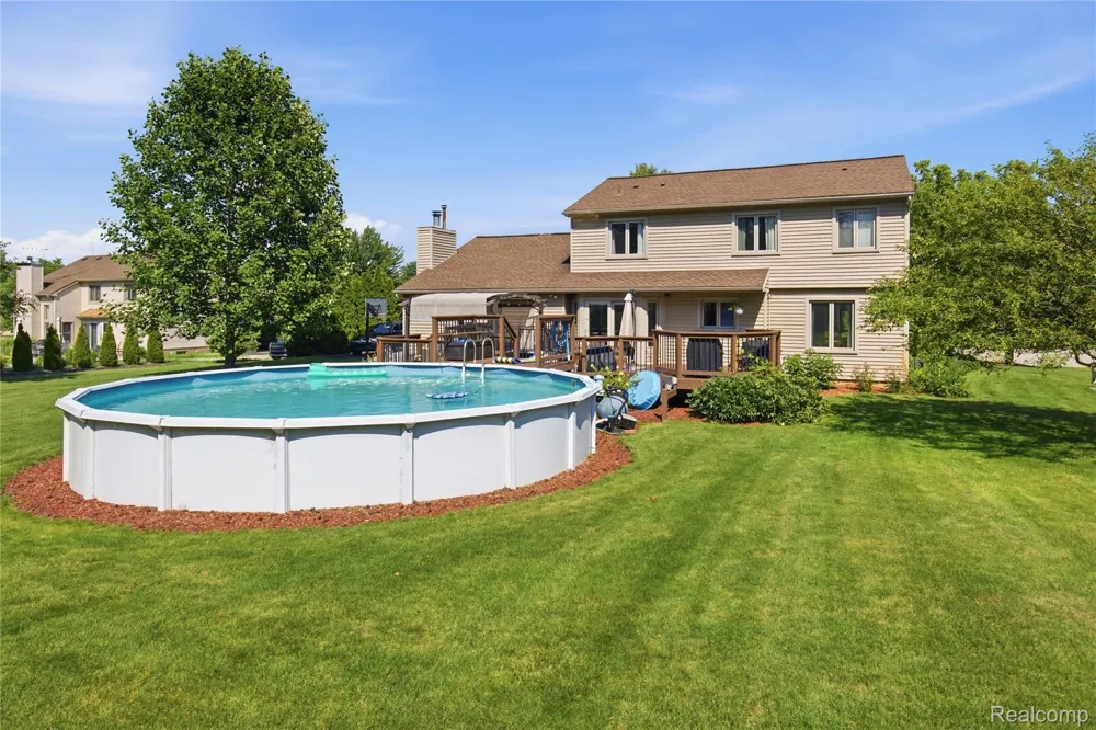 1817 Deer View Court Hartland Township, MI 48843