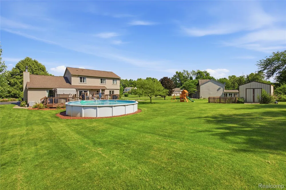 1817 Deer View Court Hartland Township, MI 48843