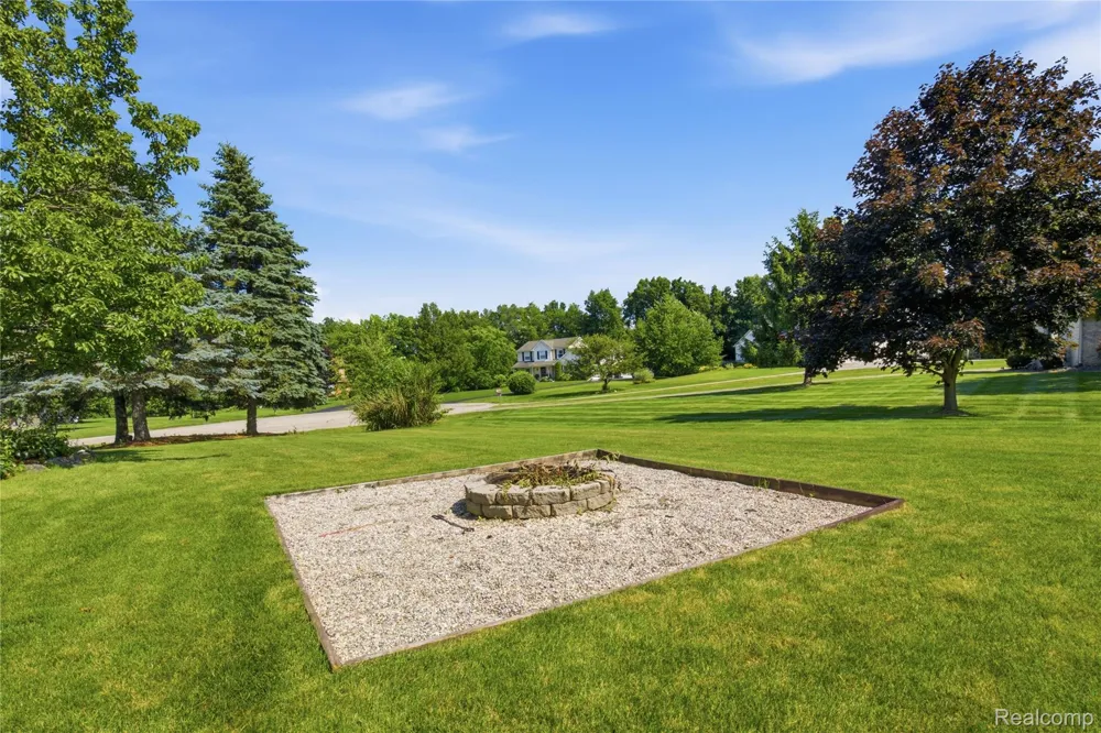 1817 Deer View Court Hartland Township, MI 48843