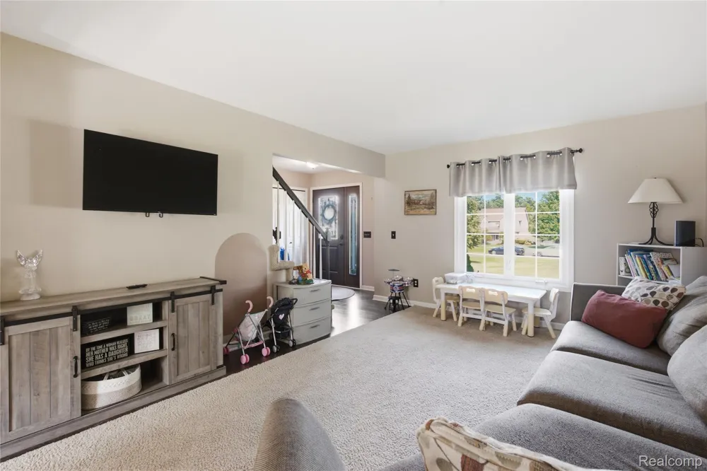 1817 Deer View Court Hartland Township, MI 48843