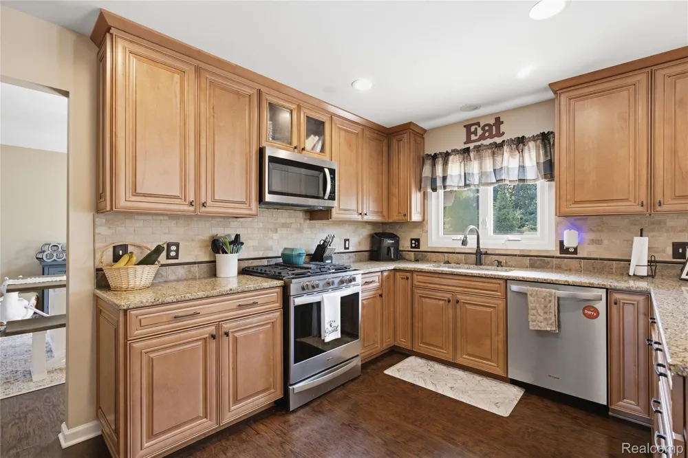 1817 Deer View Court Hartland Township, MI 48843