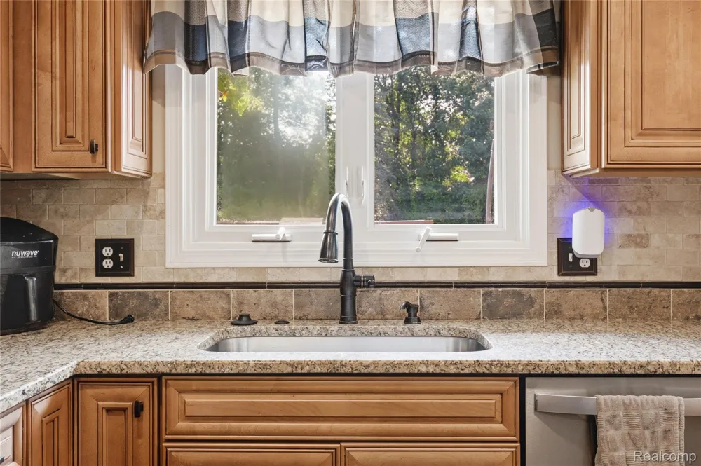 1817 Deer View Court Hartland Township, MI 48843