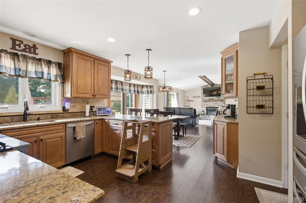 1817 Deer View Court Hartland Township, MI 48843
