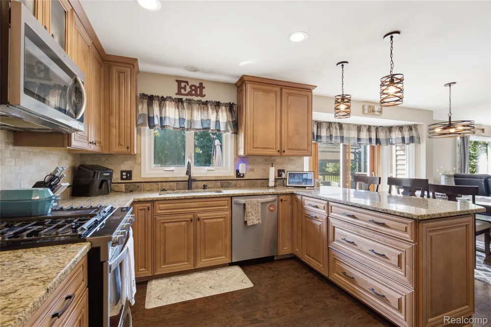1817 Deer View Court Hartland Township, MI 48843