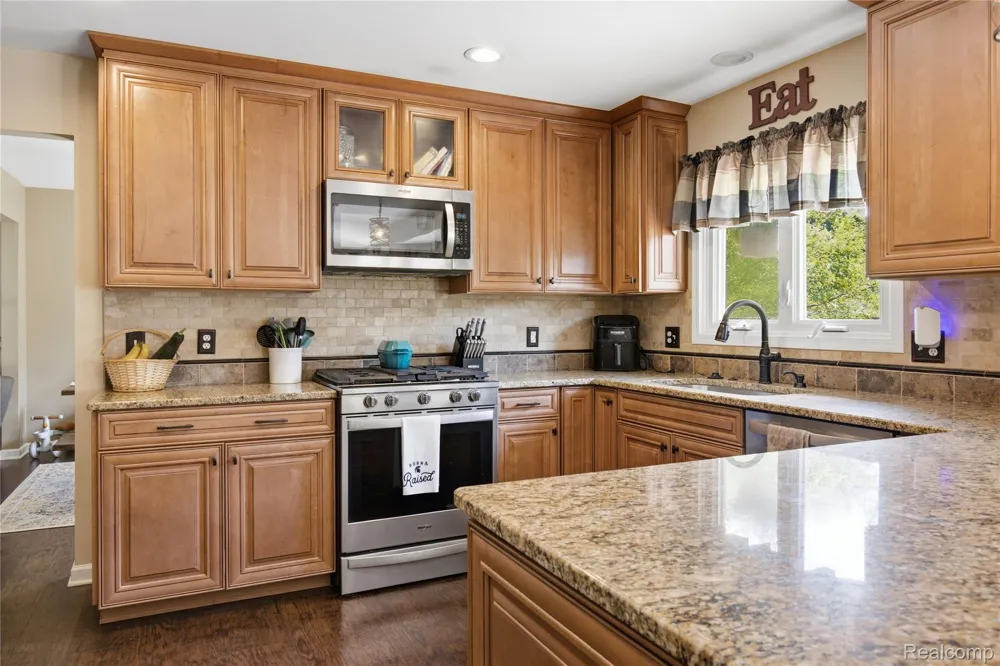 1817 Deer View Court Hartland Township, MI 48843