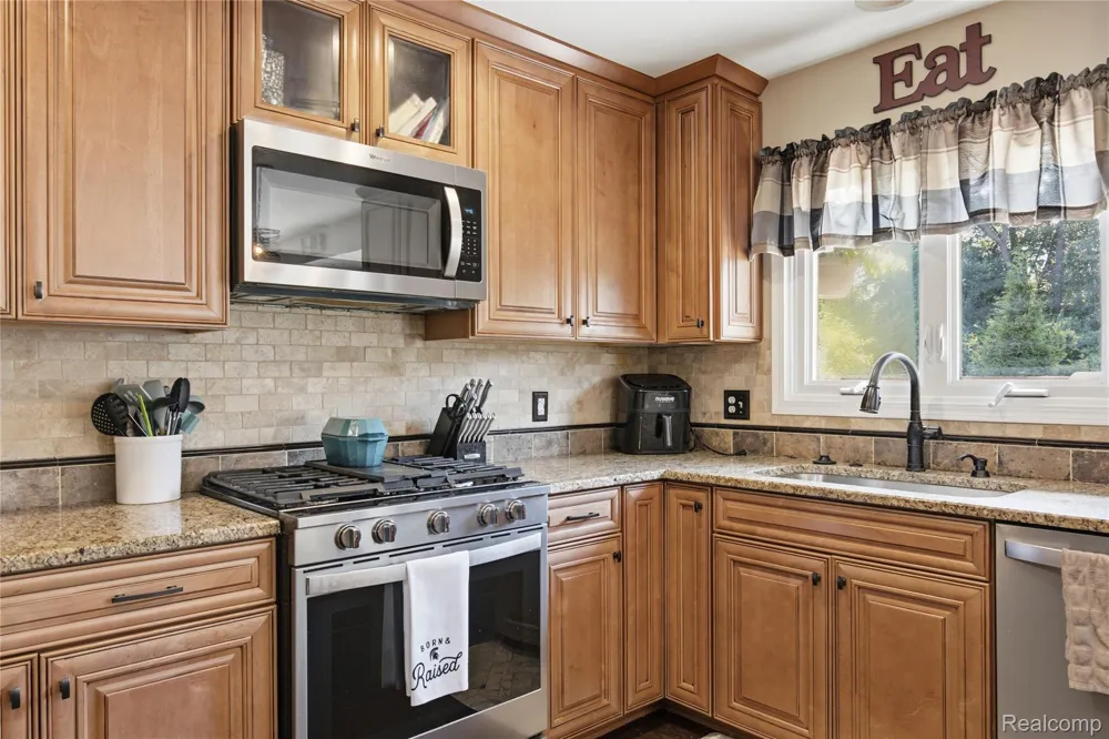 1817 Deer View Court Hartland Township, MI 48843