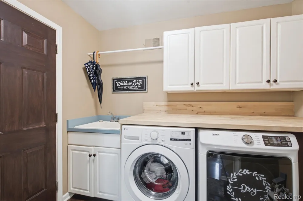 1817 Deer View Court Hartland Township, MI 48843