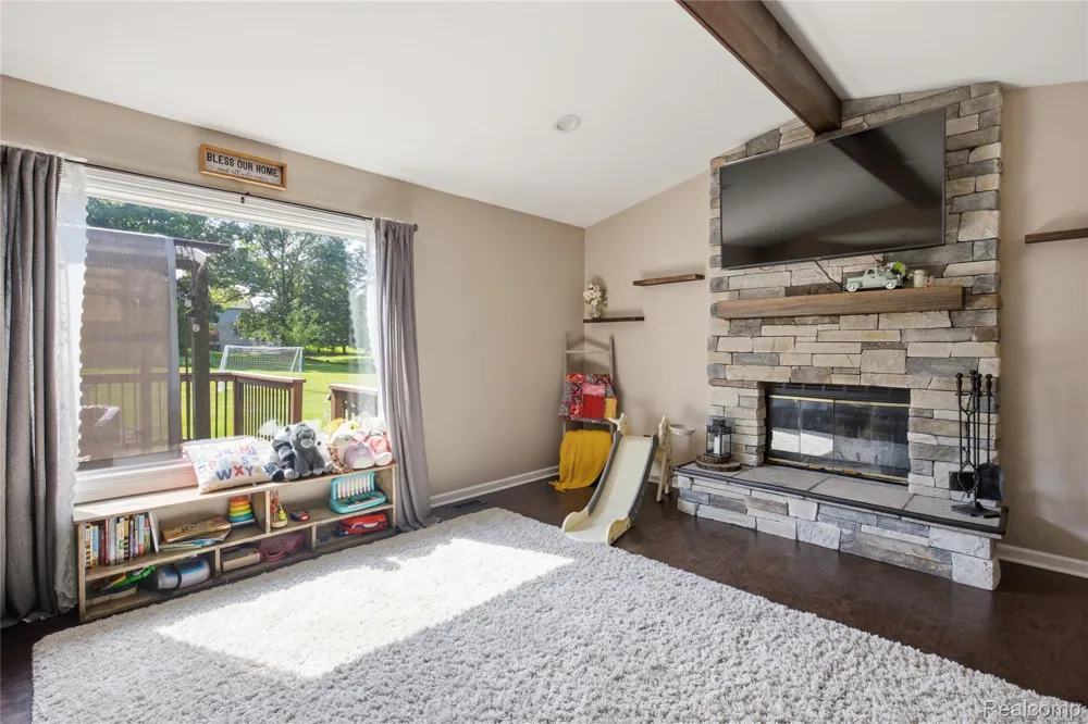 1817 Deer View Court Hartland Township, MI 48843