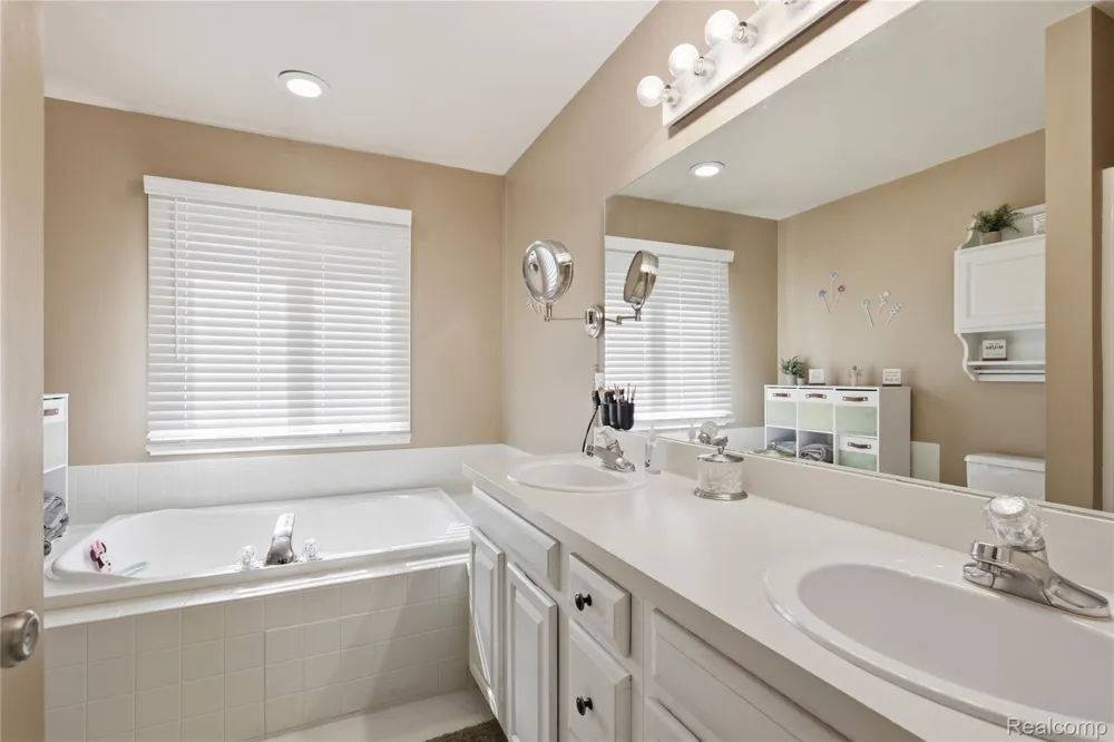 1817 Deer View Court Hartland Township, MI 48843