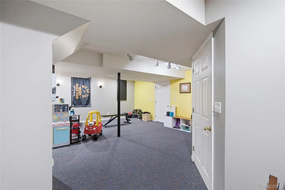 1817 Deer View Court Hartland Township, MI 48843