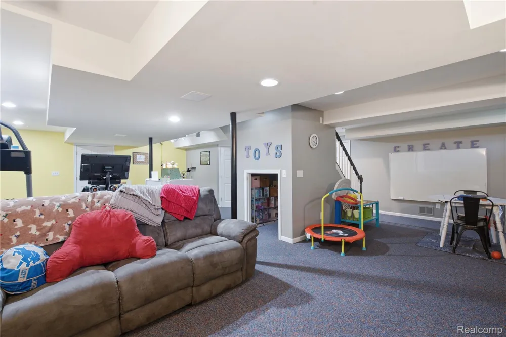 1817 Deer View Court Hartland Township, MI 48843