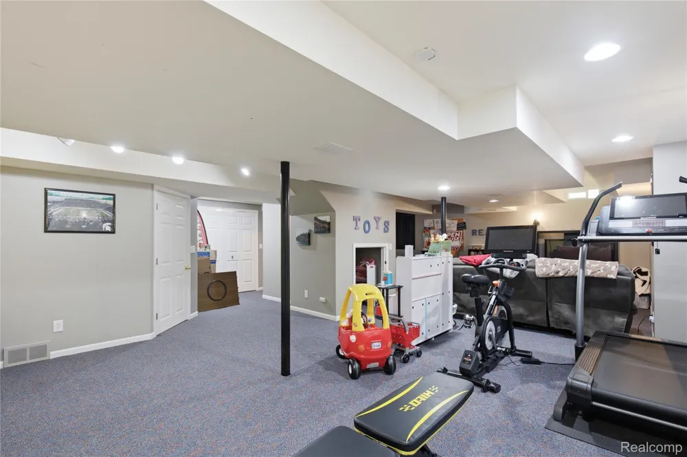 1817 Deer View Court Hartland Township, MI 48843