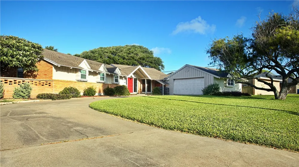 113 E Janin Circle Portland, TX 78374