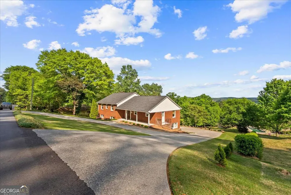 206 Victory DR Calhoun, GA 30701