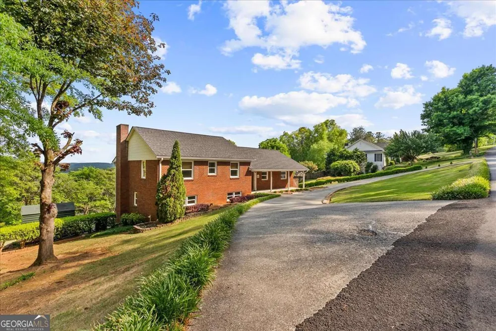 206 Victory DR Calhoun, GA 30701