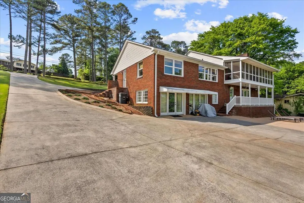 206 Victory DR Calhoun, GA 30701