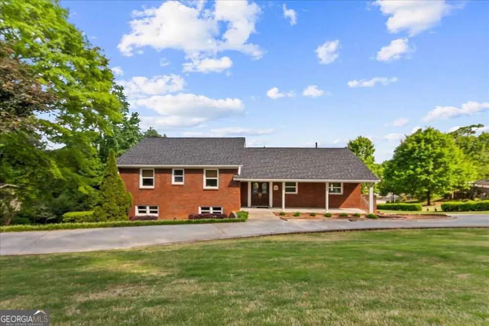 206 Victory DR Calhoun, GA 30701