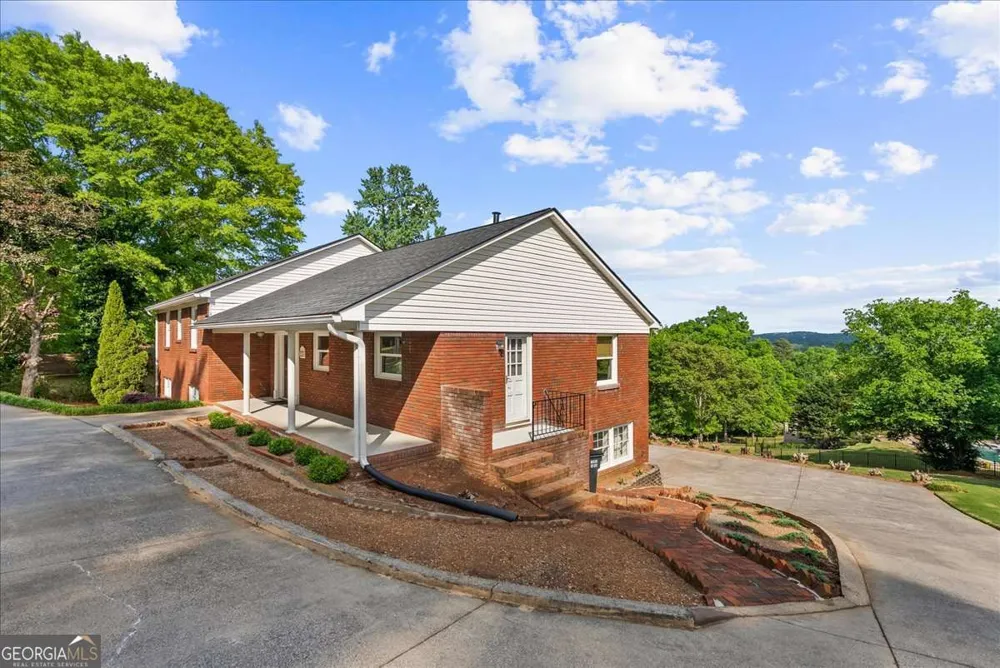 206 Victory DR Calhoun, GA 30701