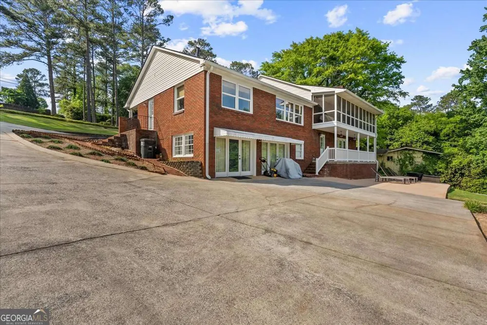 206 Victory DR Calhoun, GA 30701