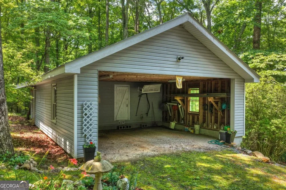 221 Shade Tree LN Mineral Bluff, GA 30559