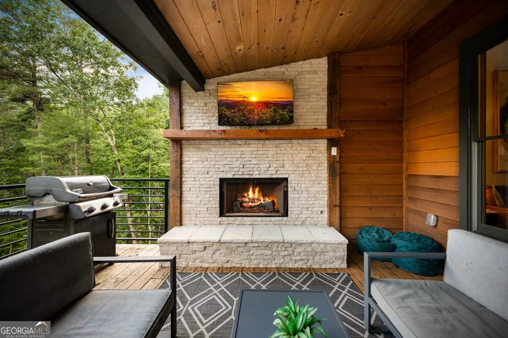 177 Creekside LNDG Ellijay, GA 30540