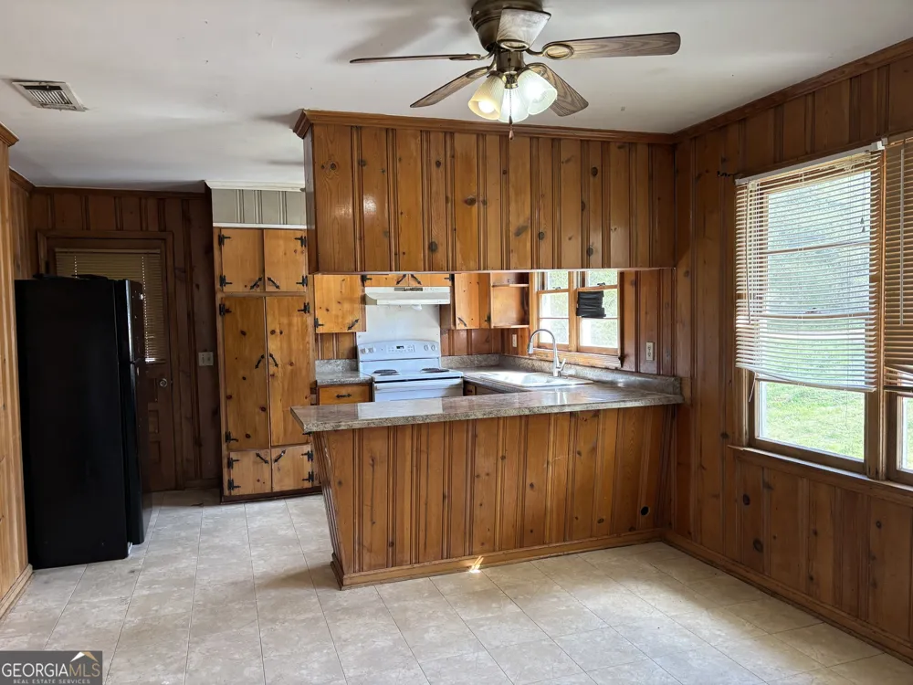 309 Crest DR Calhoun, GA 30701