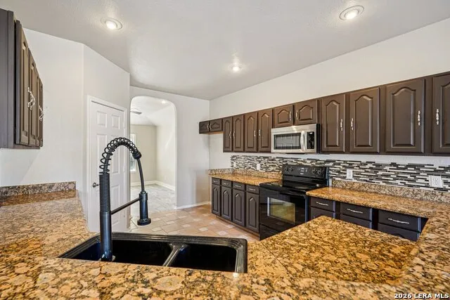 301 County Road 6862 Natalia, TX 78059