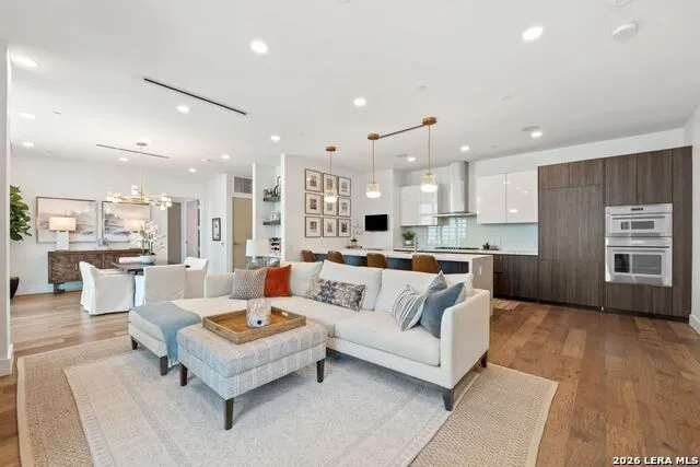 123 Lexington #APT 1410 San Antonio, TX 78205