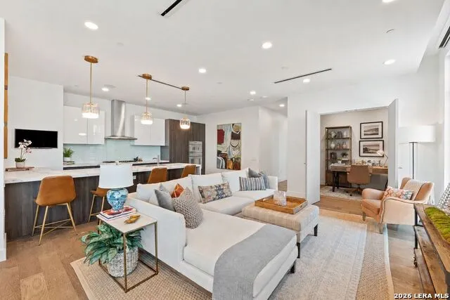 123 Lexington #APT 1410 San Antonio, TX 78205