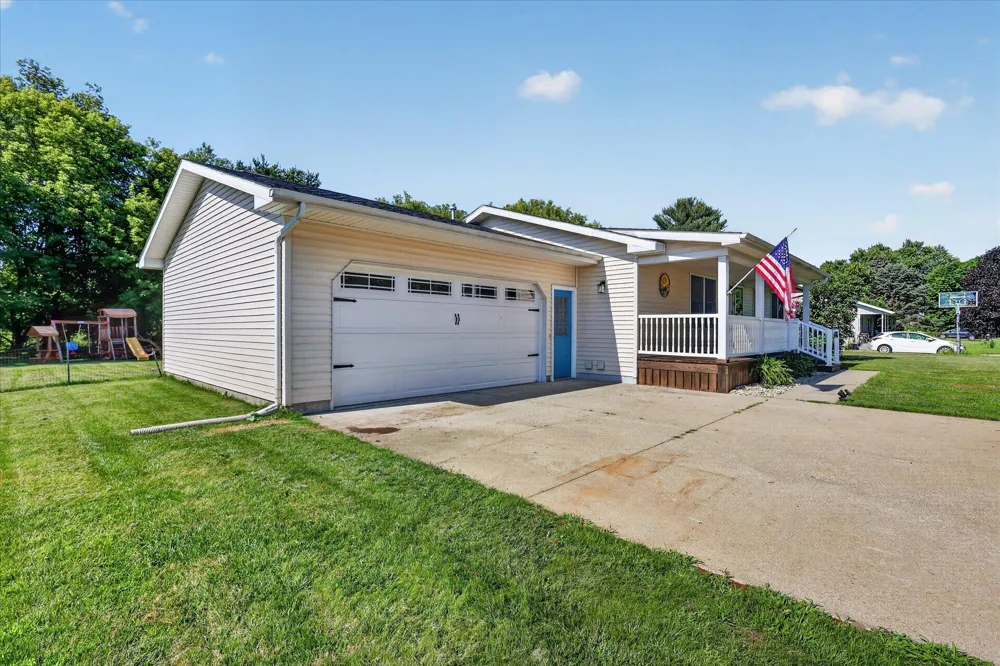 117 Charlotte Street Edmore, MI 48829