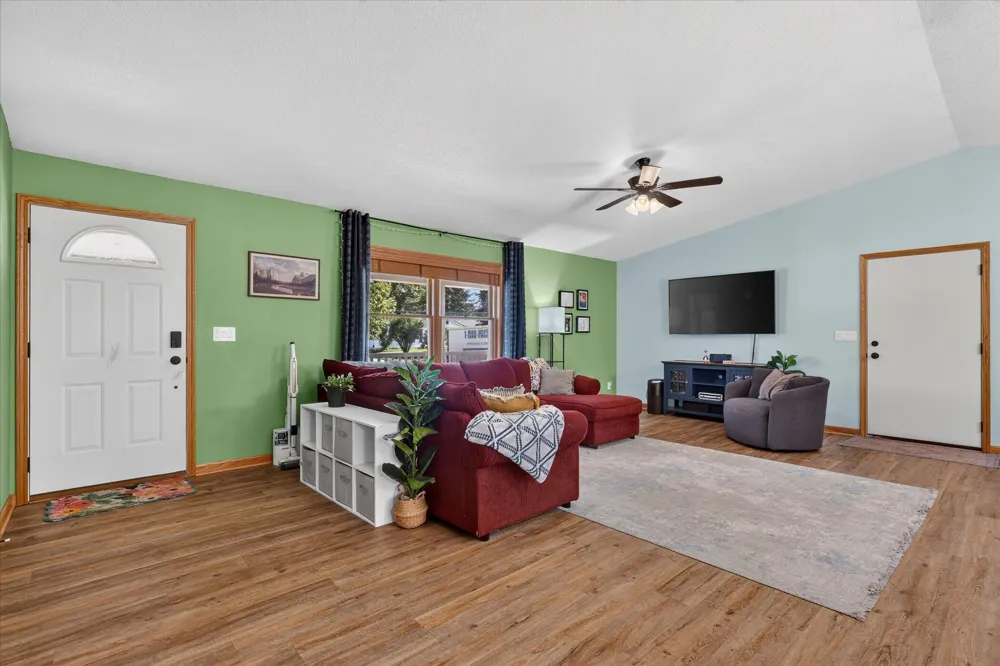 117 Charlotte Street Edmore, MI 48829