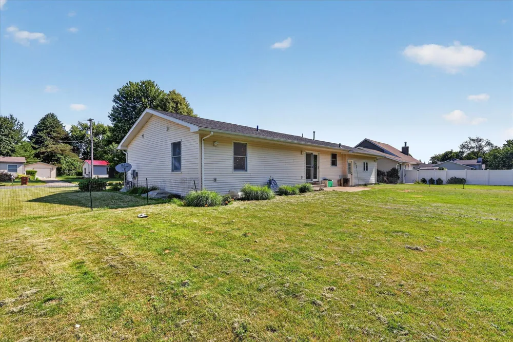 117 Charlotte Street Edmore, MI 48829