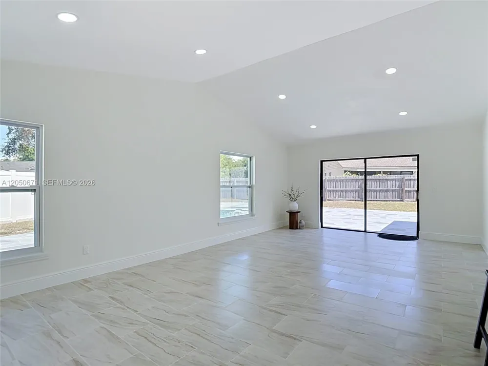 10813 Roundview Lane Tampa, FL 33624