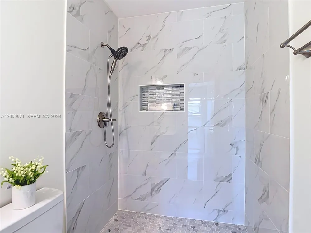 10813 Roundview Lane Tampa, FL 33624