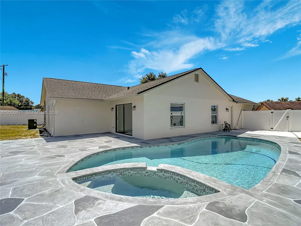 10813 Roundview Lane Tampa, FL 33624