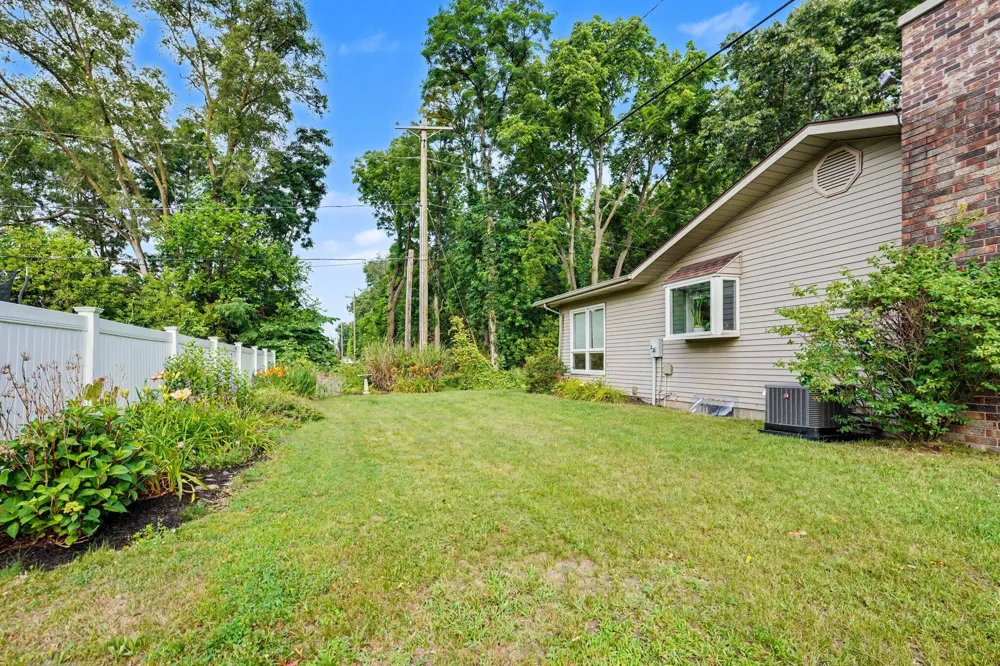 123 Bennett Avenue Hartford, MI 49057