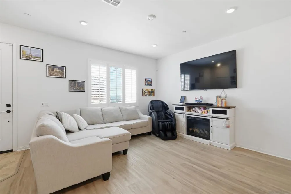 2044 BLUESTONE CIR. Chula Vista, CA 91913