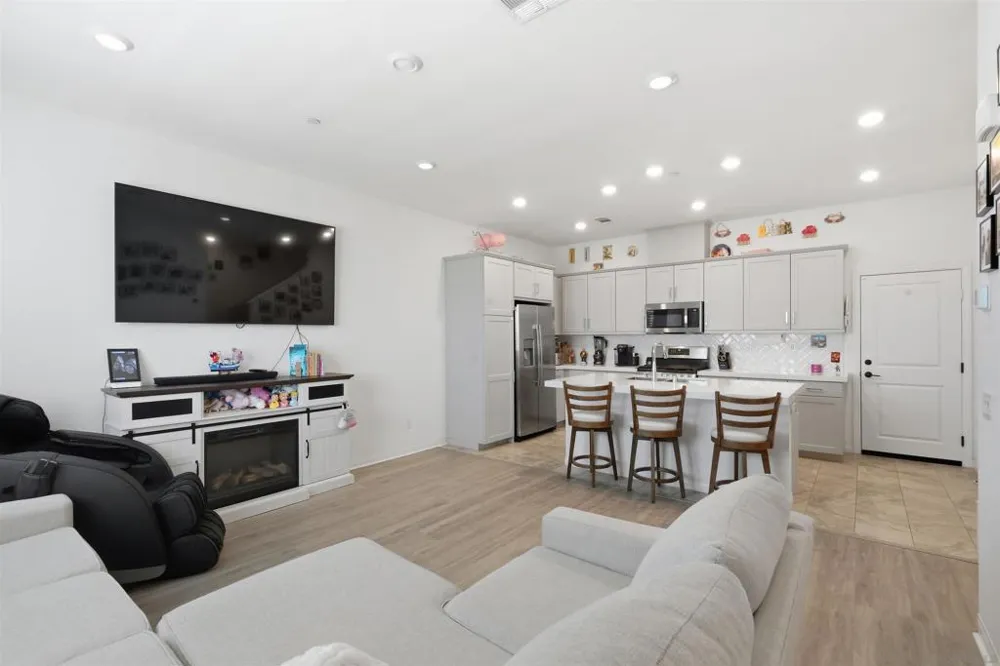 2044 BLUESTONE CIR. Chula Vista, CA 91913