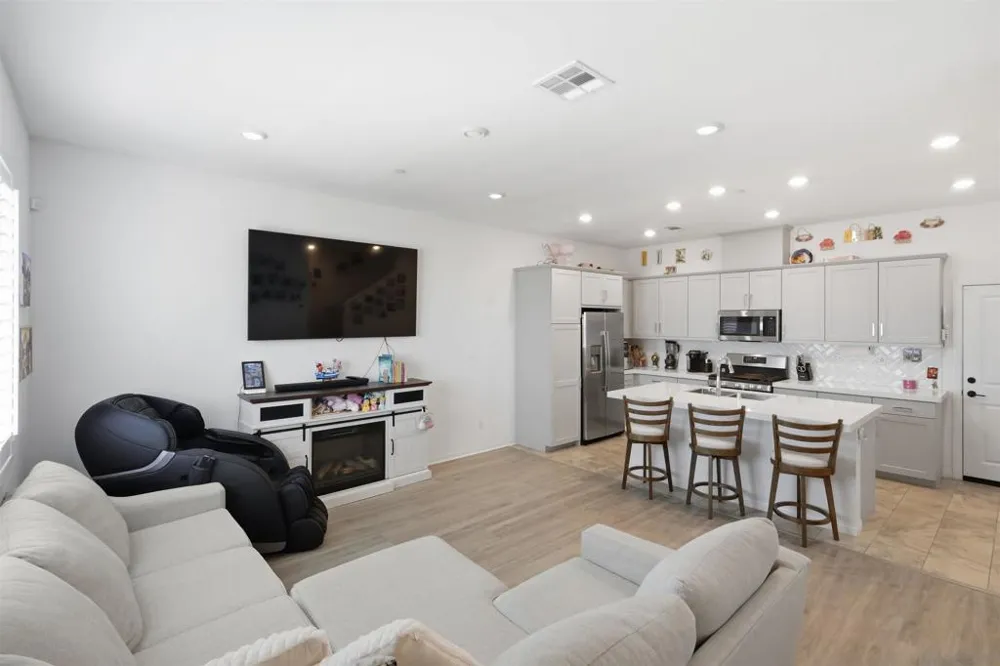 2044 BLUESTONE CIR. Chula Vista, CA 91913