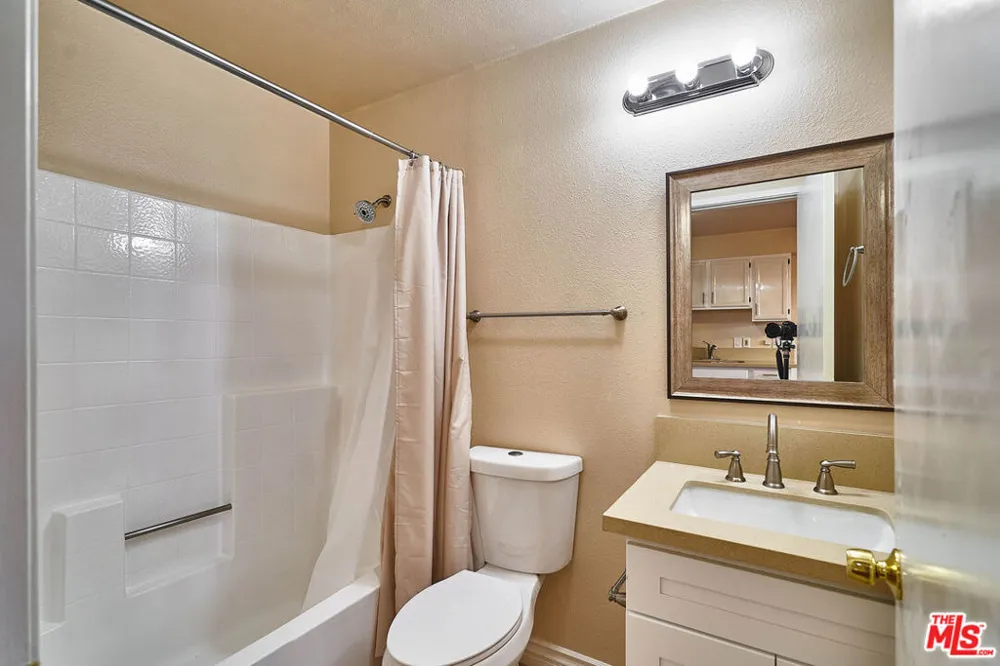 820 S St Andrews Place #203 Los Angeles, CA 90005