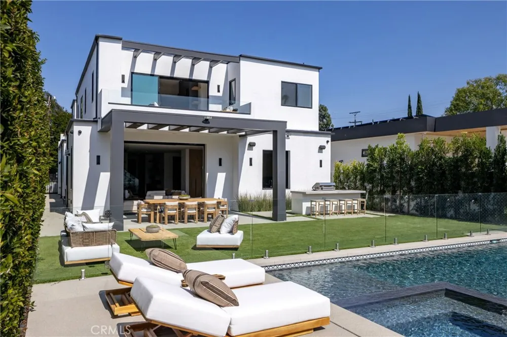 5109 Bluebell Avenue Valley Village, CA 91607