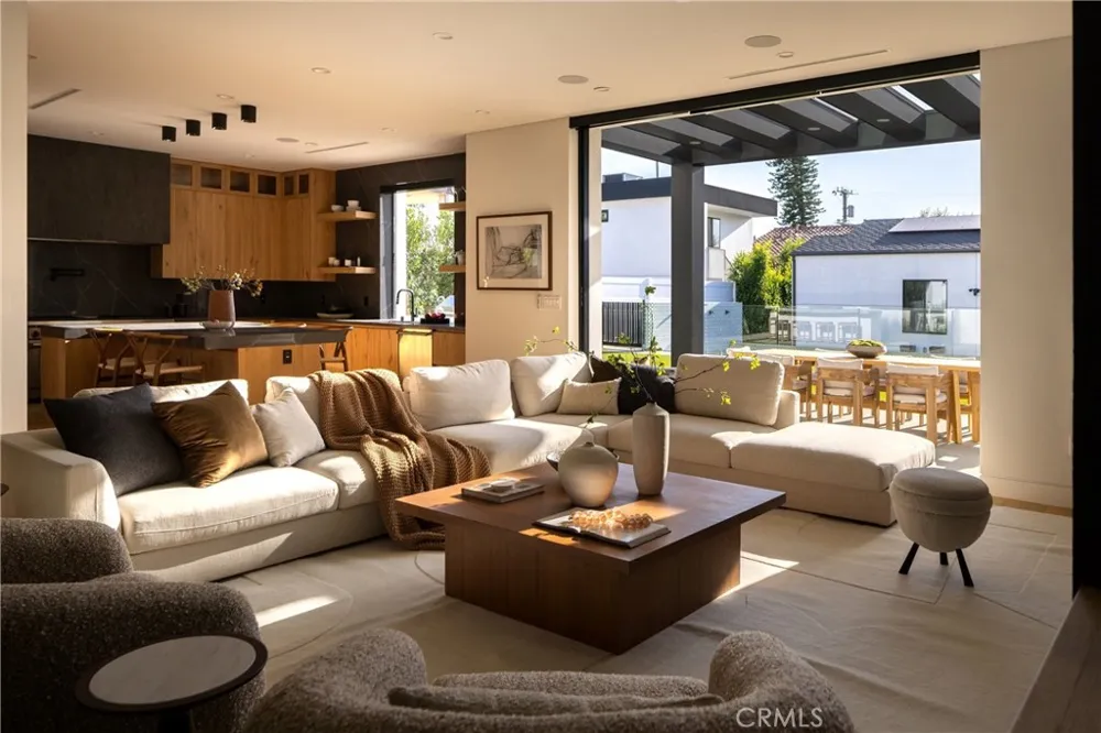 5109 Bluebell Avenue Valley Village, CA 91607