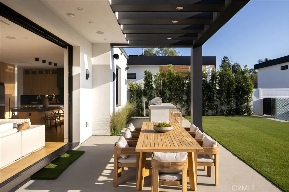 5109 Bluebell Avenue Valley Village, CA 91607