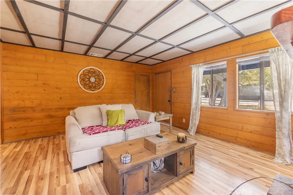 593 Wabash Sugarloaf, CA 92386