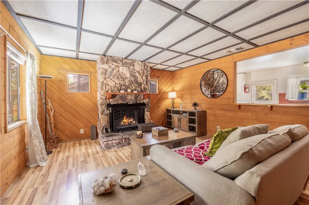 593 Wabash Sugarloaf, CA 92386