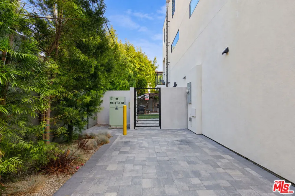11614 Colfax Meadow Lane Studio City, CA 91604