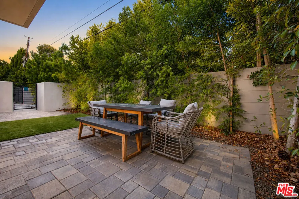 11614 Colfax Meadow Lane Studio City, CA 91604