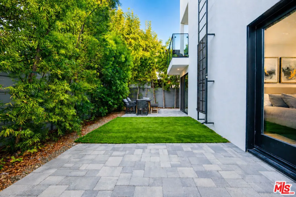 11614 Colfax Meadow Lane Studio City, CA 91604
